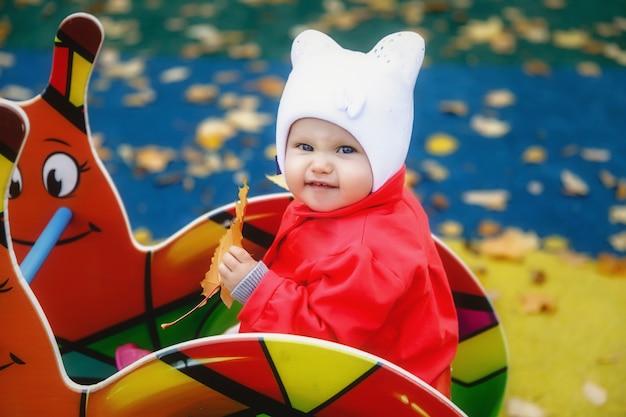 遊び場で怒っている子供