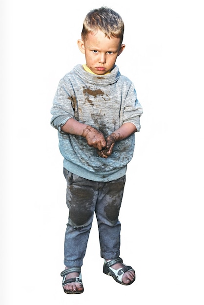 Фото Разгневанный грязный мальчик после игры в песочнице изолирован на белом фоне