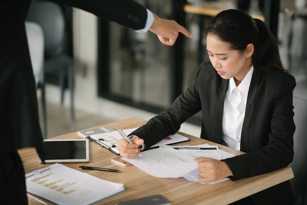 Datore di lavoro arrabbiato che esprime feroce in ufficio