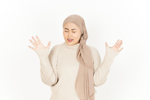 Выражение сердитого лица красивой азиатской женщины в хиджабе, изолированной на белом фоне