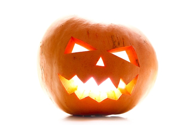 Сердитое лицо хеллоуинской тыквы на белом фоне