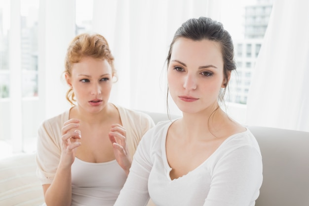 Photo angry friends having an argument in the living room