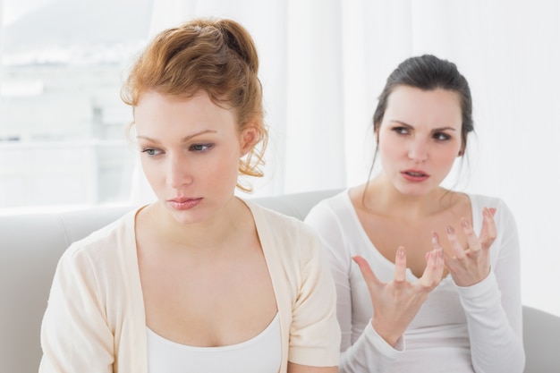 Photo angry friends having an argument in the living room