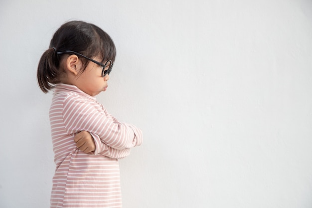 白い背景、記号、ジェスチャーの概念上の怒っている少女