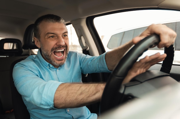 車の叫びと警笛を運転している怒っている人