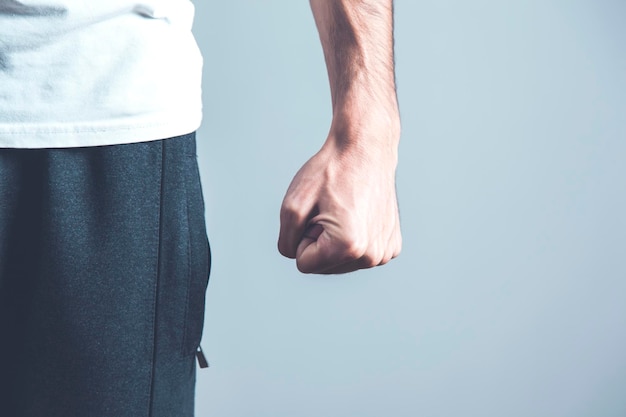 写真 怒っている男の拳