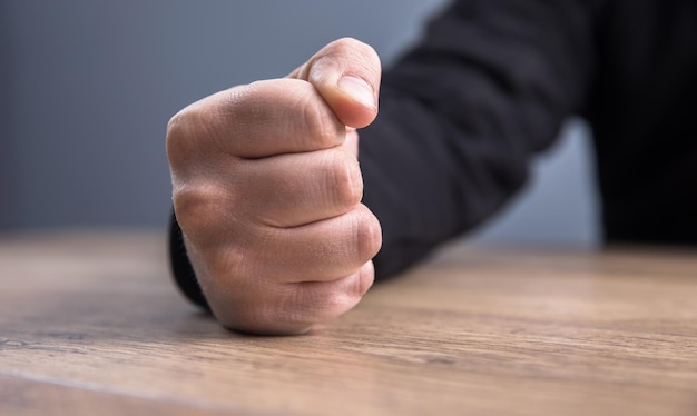 写真 怒っている男の拳