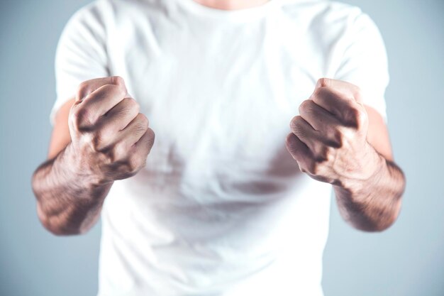 写真 怒っている男の拳