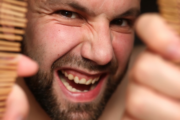 Foto uomo arrabbiato alla gelosia