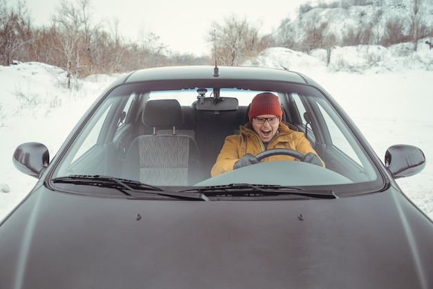 Photo angry man pissed off in car