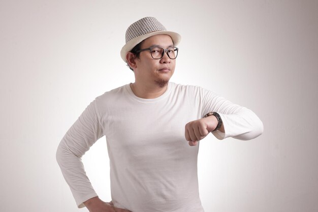 Photo angry man pointing at wristwatch