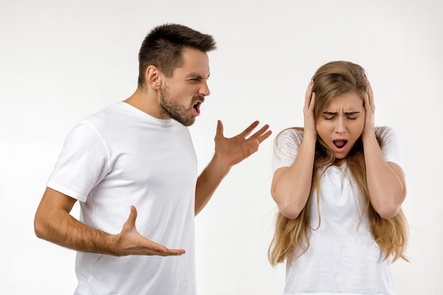 Photo angry man shouting at girlfriend