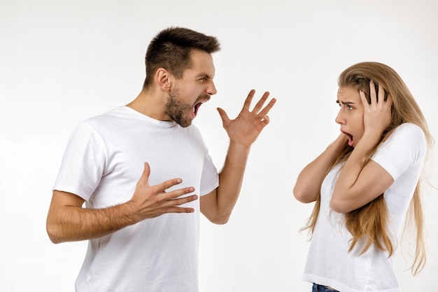 Photo angry man shouting at girlfriend