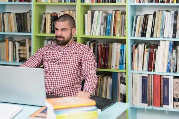 Photo angry man sitting at the library