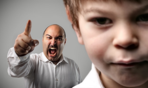 Foto genitore arrabbiato che grida con un bambino