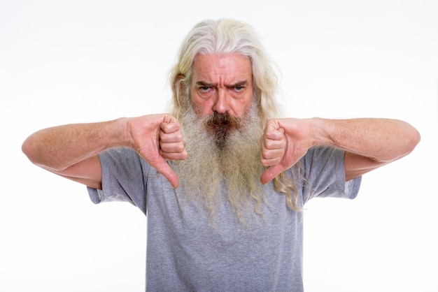 Photo angry senior bearded man giving thumbs down