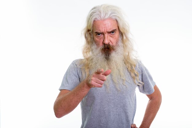 Photo angry senior bearded man pointing with finger