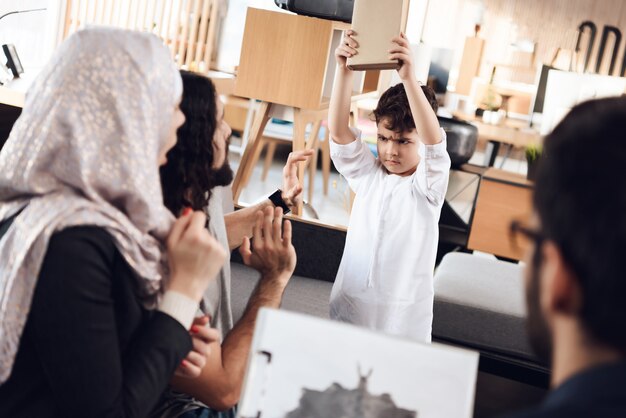 Foto il figlio arrabbiato è libro delle tenute ambientale in ufficio.