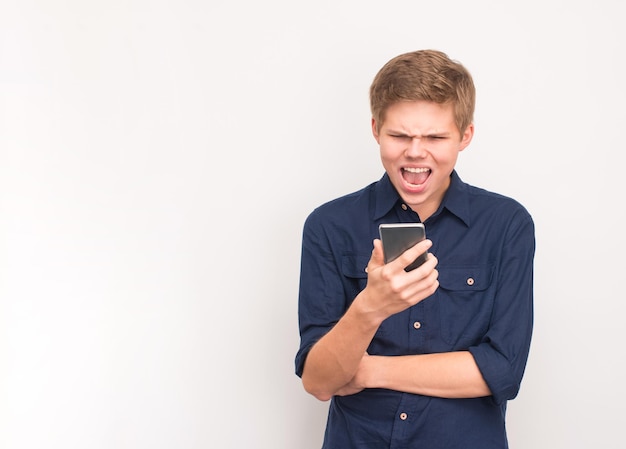 Злой подросток кричит на свой смартфон