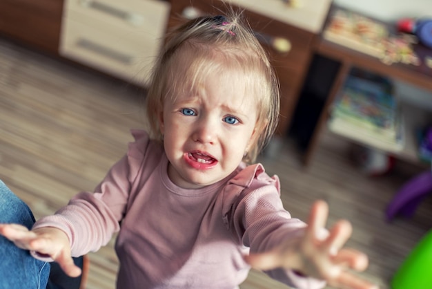 写真 部屋で怒っている幼児女の赤ちゃん