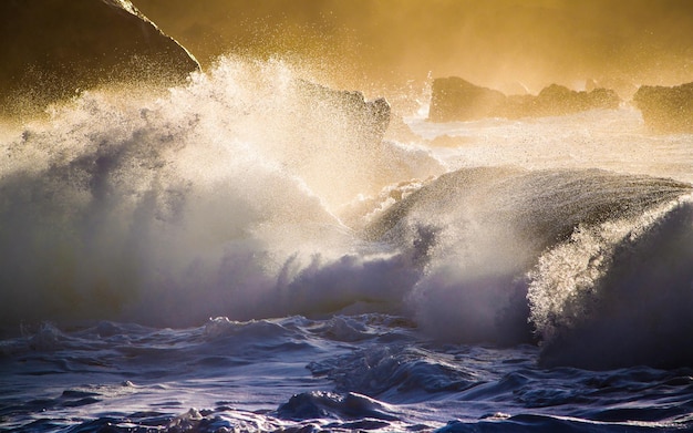 Foto onde arrabbiate sulla carta da parati del mare