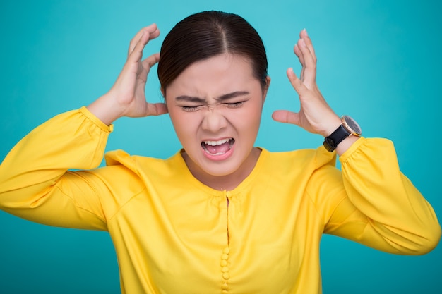 Donna arrabbiata che grida e tirando i suoi capelli