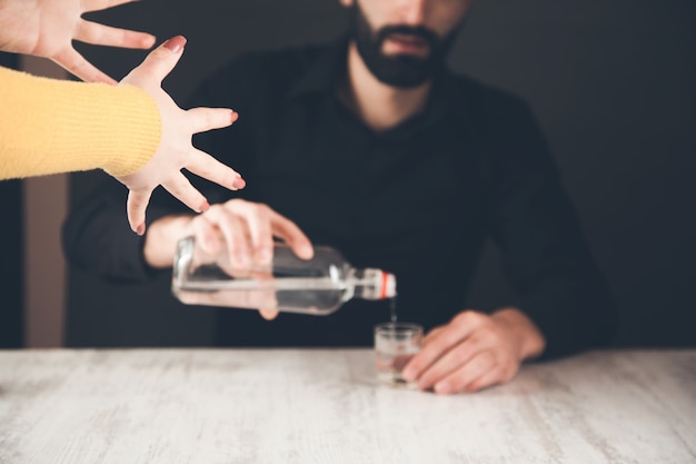 Foto donna arrabbiata con alcool di mano dell'uomo