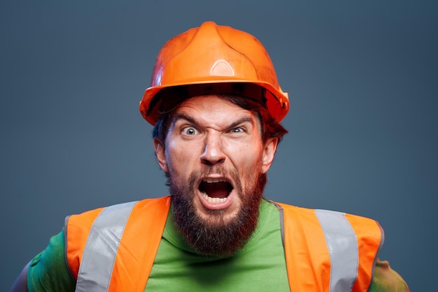 Photo angry worker in construction forum emotions cropped view autumn background high quality photo