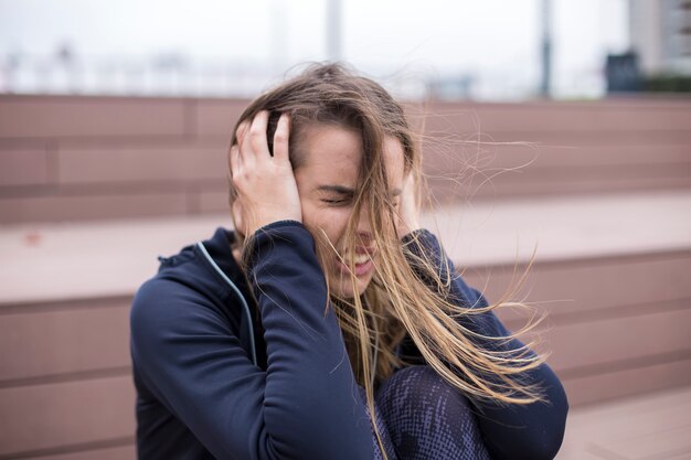 屋外で怒っている若い女性