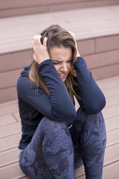 屋外で怒っている若い女性