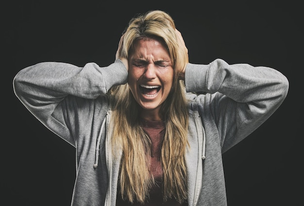 Foto angst bipolaire vrouw huilend gefrustreerd of gek in een donkere studio voor psychologie en geestelijke gezondheid mock-up trauma schizofrenie of depressief meisje schreeuwt met depressie, angst en geestesziekte