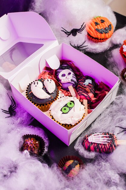 Foto angstaanjagende cupcakes met halloween decoratie