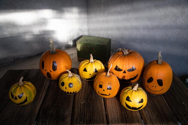 angstaanjagende grappige Halloween pompoenen op een houten tafel