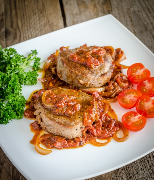 Bistecche di angus con salsa di pomodoro arrosto