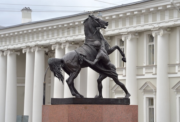 Аничков мост на фонтанке великолепная скульптура Укрощение лошади человеком