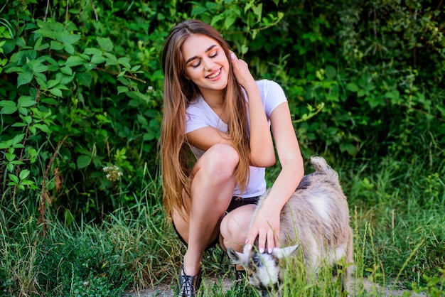 動物は私たちのペットです 女性の獣医はヤギの農場に餌をやります 動物は私たちの友達です 幸せな女の子はヤギの村が大好きです 週末の夏の日 動物を愛し保護します