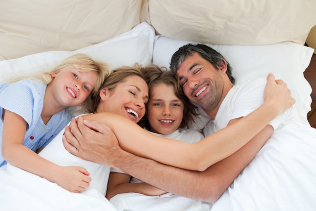 Анимированная обнимающая семья в спальне