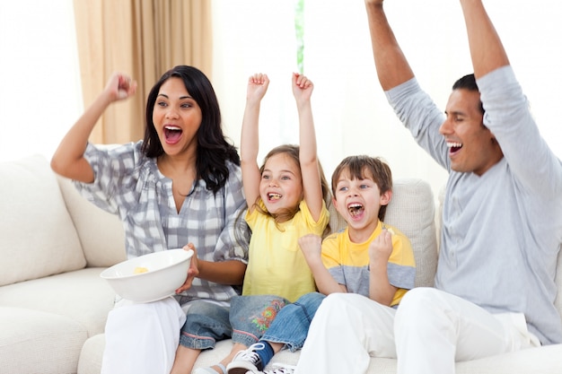 Famiglia animata guardando la tv sul divano