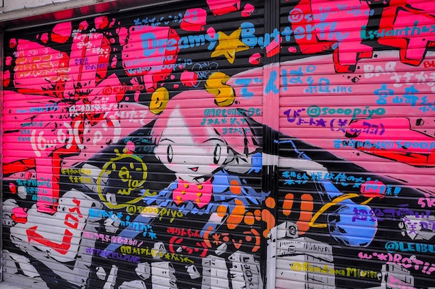 Граффит аниме-девочки на улицах Акихабары в Токио