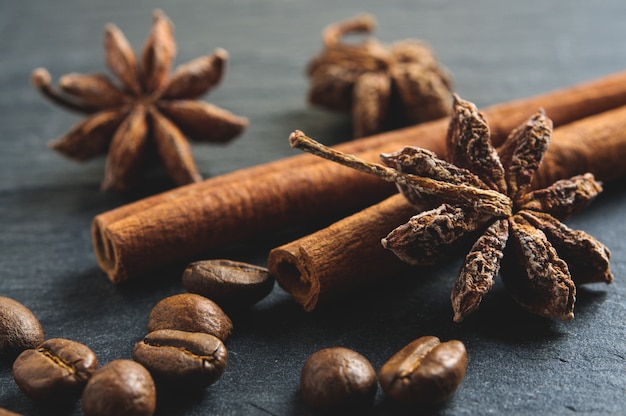 Photo anise star, cinnamon sticks and coffee beans