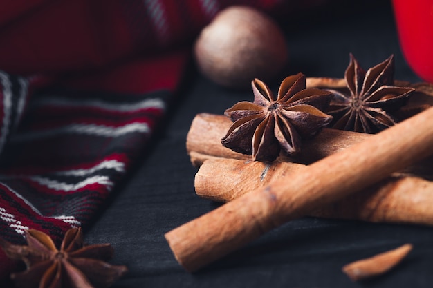 Photo anise star spices and cinnamon sticks on dark rystic wooden