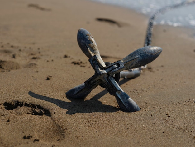 Anker van een boot op het strand