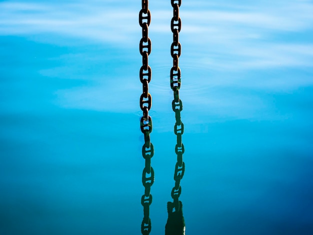 Ankerketting gaat naar beneden in het water