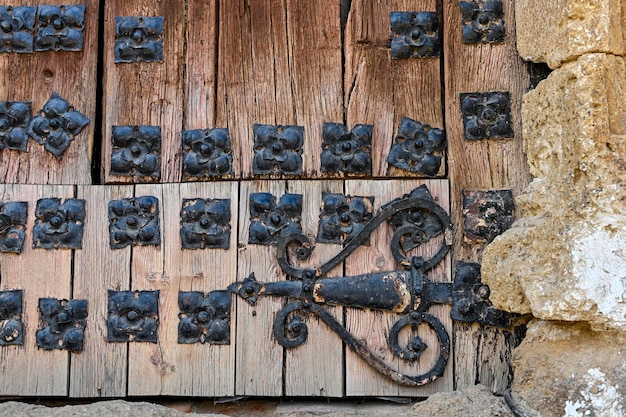 Ankers en metalen ornamenten van een oude poort