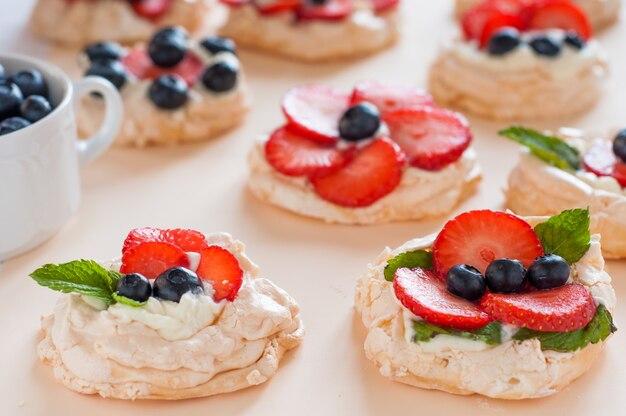 Foto torta anna pavlova con fragole, mirtilli e crema di formaggio