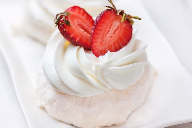 Anna Pavlova cake with strawberry