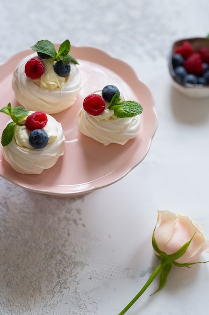 Foto anna pavlova-dessert met verse bessen. meringue. voedselfoto.