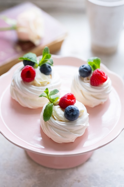 Anna pavlova-dessert met verse bessen. meringue. voedselfoto.