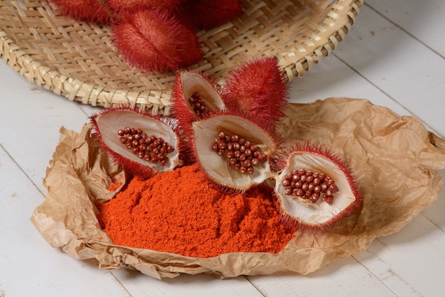 Annatto (Urucum). De zaden worden gebruikt als natuurlijke kleurstof voor levensmiddelen.