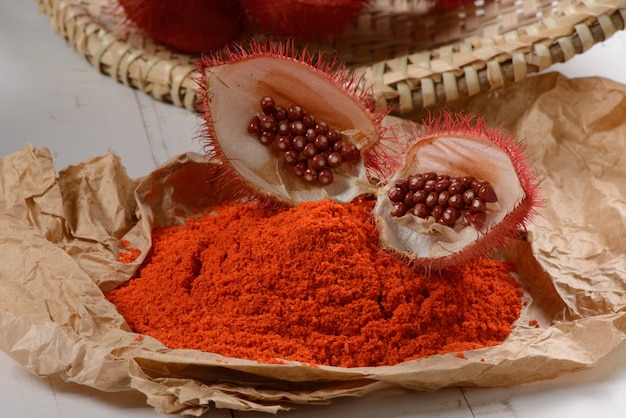 Annatto (Urucum). De zaden worden gebruikt als natuurlijke kleurstof voor levensmiddelen.